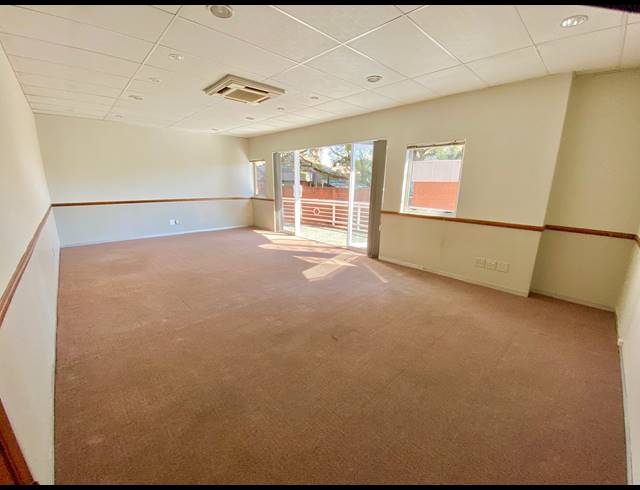 212M² OFFICE TO LET IN FOURWAYS
